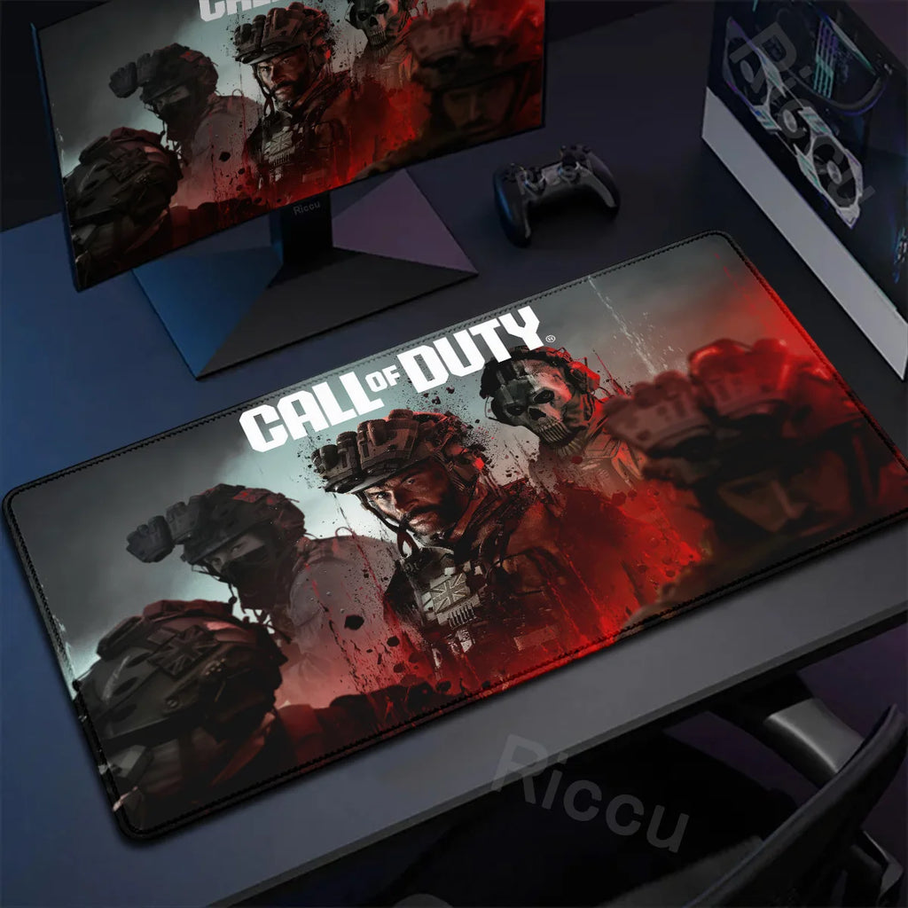 Tapis de bureau ou de souris de tout Call of Duty avec design de soldats en tenue tactique, surface lisse et base en caoutchouc antidérapante.