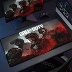 Tapis de bureau ou de souris de tout Call of Duty avec design de soldats en tenue tactique, surface lisse et base en caoutchouc antidérapante.