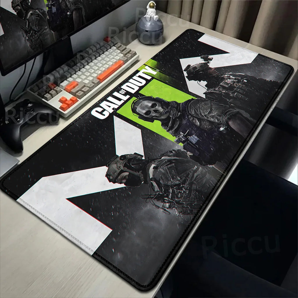 Tapis de bureau ou de souris de tout Call of Duty avec design de personnages militaires, surface lisse et base en caoutchouc antidérapante.