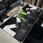 Tapis de bureau ou de souris de tout Call of Duty avec design de personnages militaires, surface lisse et base en caoutchouc antidérapante.