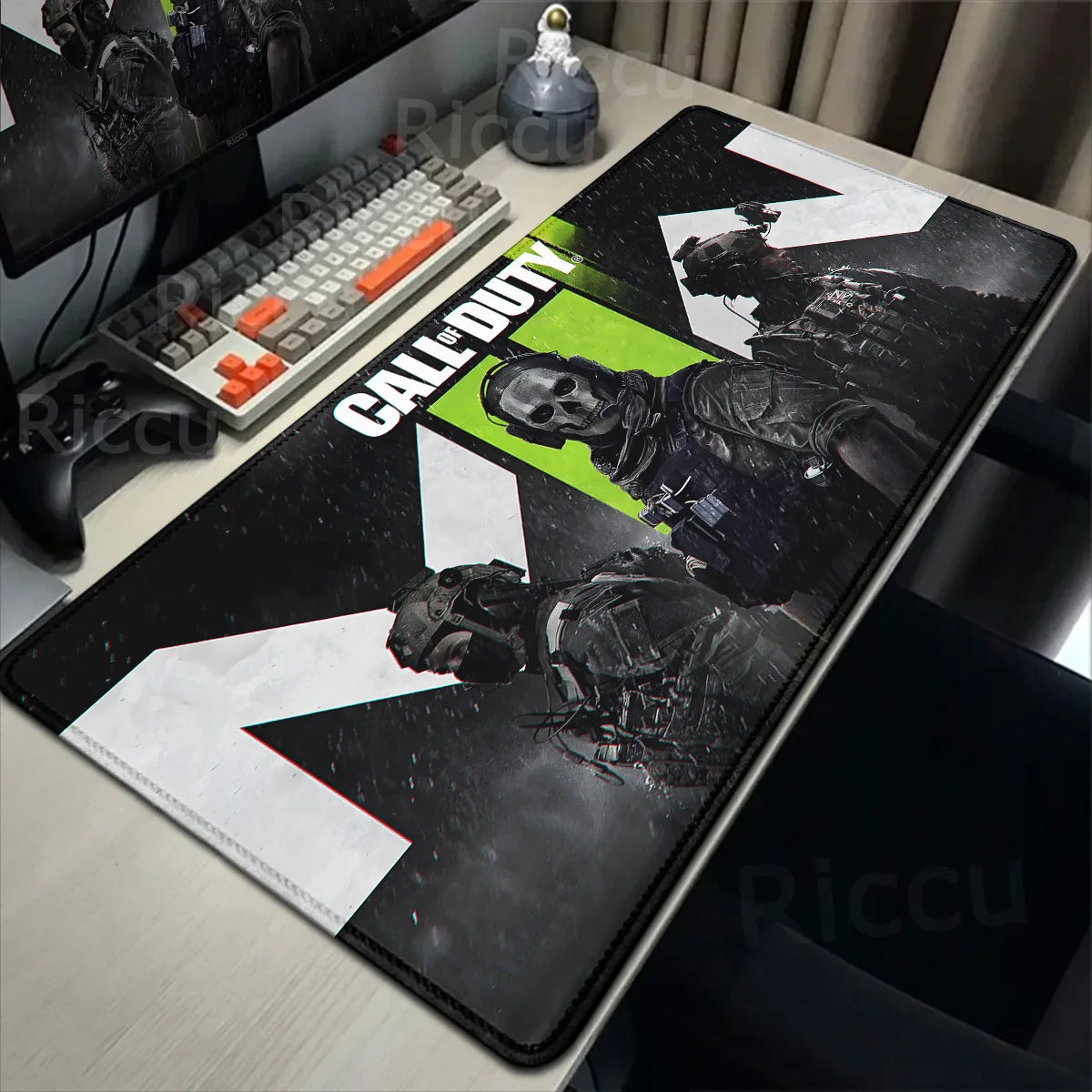 Tapis de bureau ou de souris de tout Call of Duty avec design de personnages militaires, surface lisse et base en caoutchouc antidérapante.