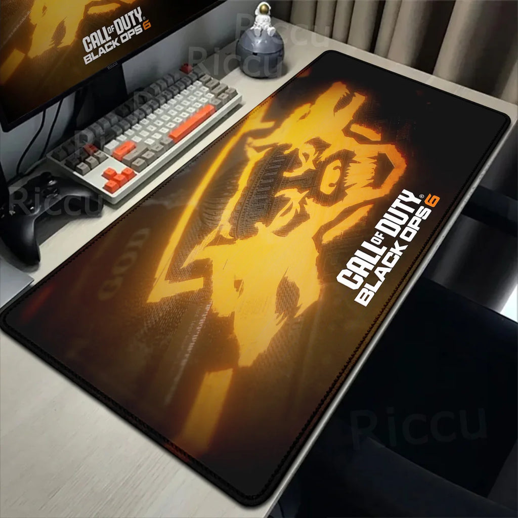Tapis de bureau ou de souris de tout Call of Duty Black Ops 6 avec surface lisse et base en caoutchouc antidérapante sur un bureau gaming.
