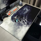 Tapis de souris ou de bureau Call of Duty Warzone avec design futuriste, surface lisse et base en caoutchouc antidérapante. Parfait pour gaming intensif, livraison gratuite dès 12,50€.