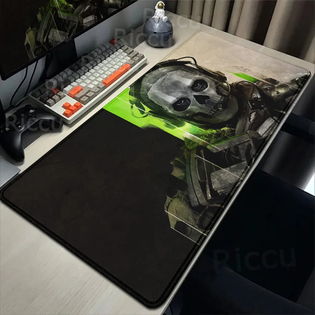 Tapis de bureau ou de souris de tout Call of Duty avec design Ghost, surface lisse et base en caoutchouc antidérapante pour gamers. Accessoire gaming durable idéal pour setup PC.