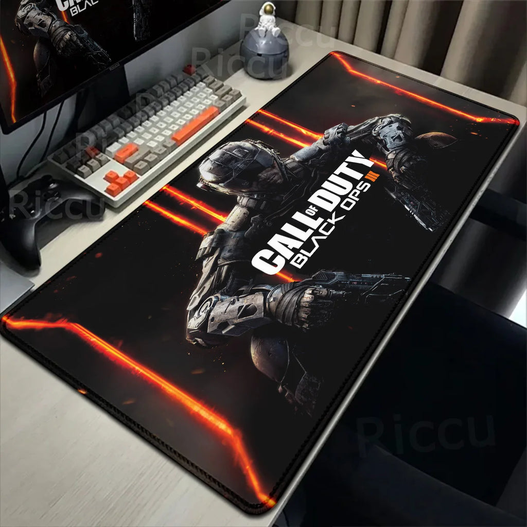Tapis de bureau ou de souris de tout Call of Duty Black Ops III avec base en caoutchouc antidérapante et surface lisse pour gaming. Accessoire idéal pour setup gamer avec clavier mécanique et écran PC.