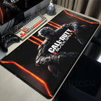 Tapis de bureau ou de souris de tout Call of Duty Black Ops III avec base en caoutchouc antidérapante et surface lisse pour gaming. Accessoire idéal pour setup gamer avec clavier mécanique et écran PC.