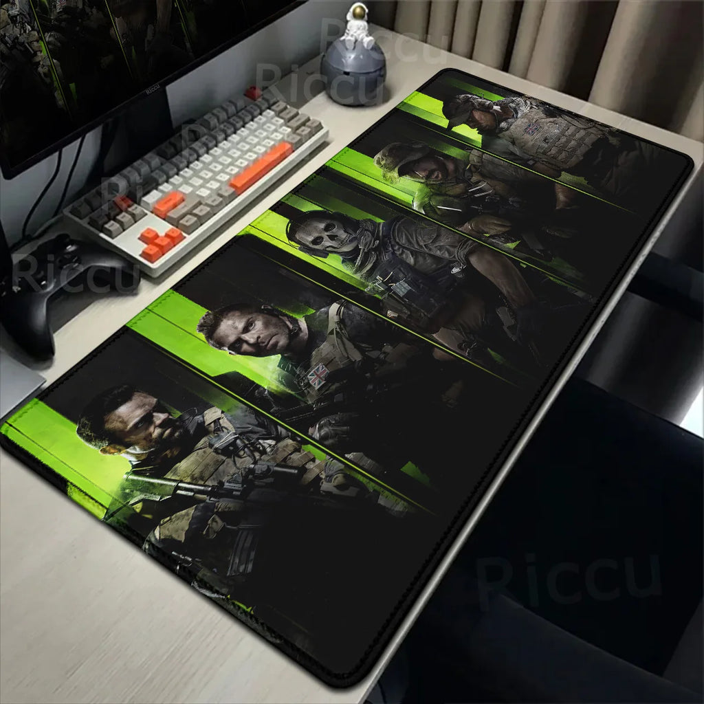 Tapis de bureau ou de souris de tout Call of Duty avec personnages emblématiques sur fond vert, idéal pour gaming. Surface lisse et base antidérapante en caoutchouc.