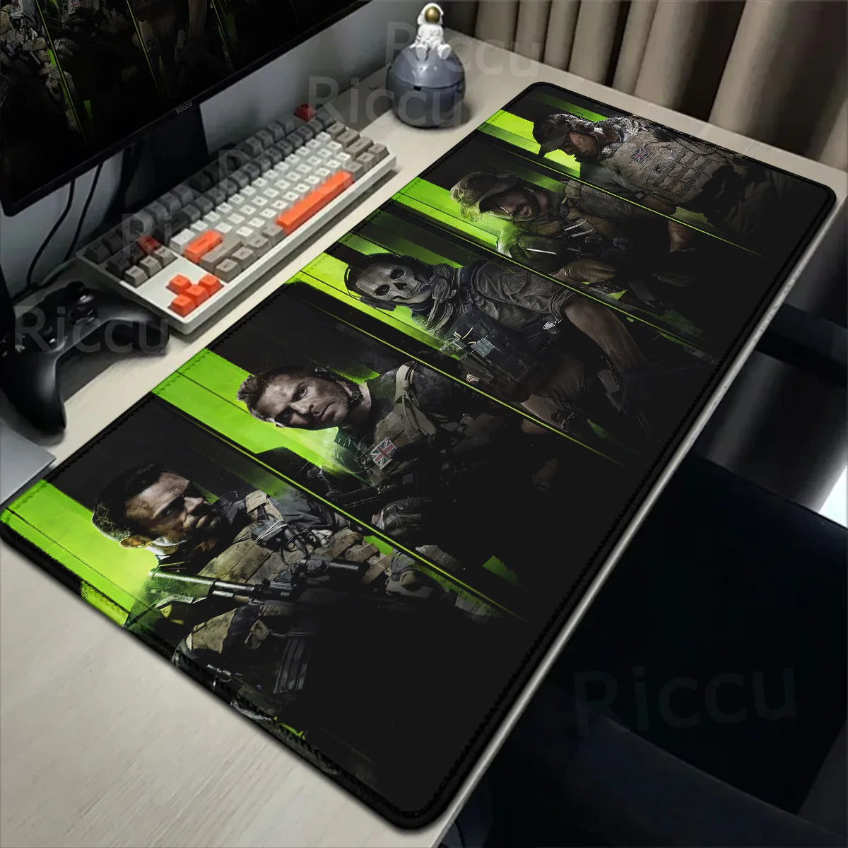 Tapis de bureau ou de souris de tout Call of Duty avec personnages emblématiques sur fond vert, idéal pour gaming. Surface lisse et base antidérapante en caoutchouc.