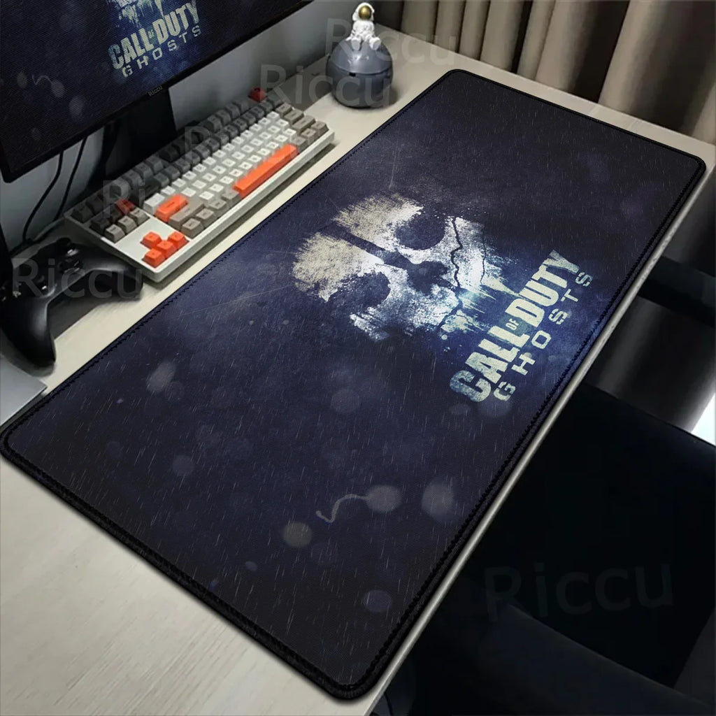 Tapis de bureau ou de souris de tout Call of Duty Ghosts avec base en caoutchouc antidérapante et surface lisse pour gaming. Accessoire durable idéal pour setup gamer.